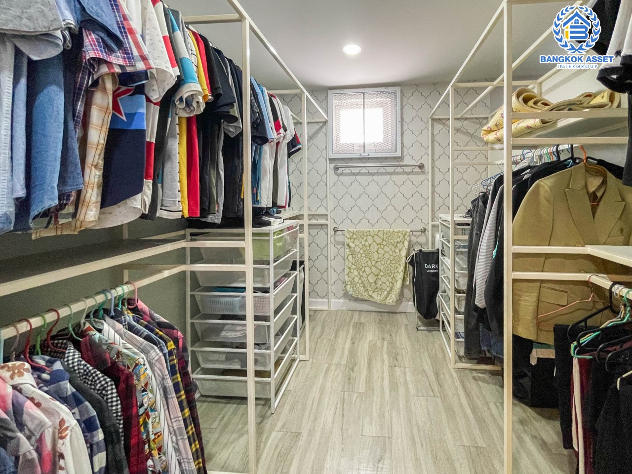 *****บ้านเดี่ยวมือสอง ม. คุณาลัย ซิมโฟนี บ้านกล้วย-ไทรน้อย บ้านสวยพร้อมเข้าอยู่ หลังมุม บนเนื้อที่กว่า 74.9 ตร.ว. พื้นที่ใช้สอยกว้างถึง 250 ตร.ม. ฟังก์ชัน 5 ห้องนอน 4 ห้องน้ำ 2 ที่จอดรถ บนทำเลโซนเมือง เดินทางสะดวกใกล้ร้านอาหาร เชื่อมต่อถนน หลายเส้นทาง ใกล้รถไฟฟ้าสายสีม่วง "สถานีคลองบางไผ่" และเซ็นทรัลเวสต์เกต